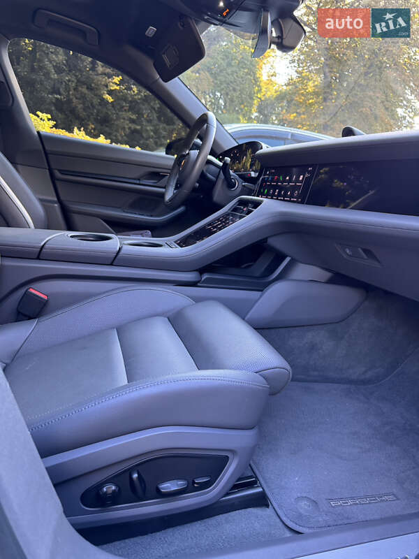 Седан Porsche Taycan 2020 в Киеве