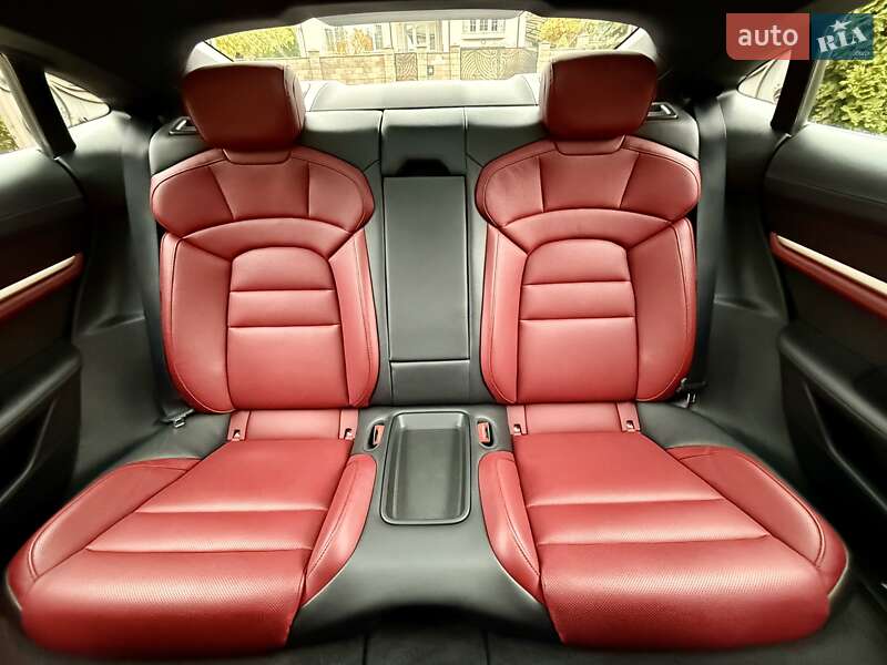 Седан Porsche Taycan 2020 в Ровно