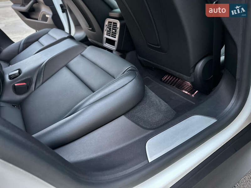 Седан Porsche Taycan 2023 в Киеве фото 79 Седан Porsche Taycan 2023 в Киеве