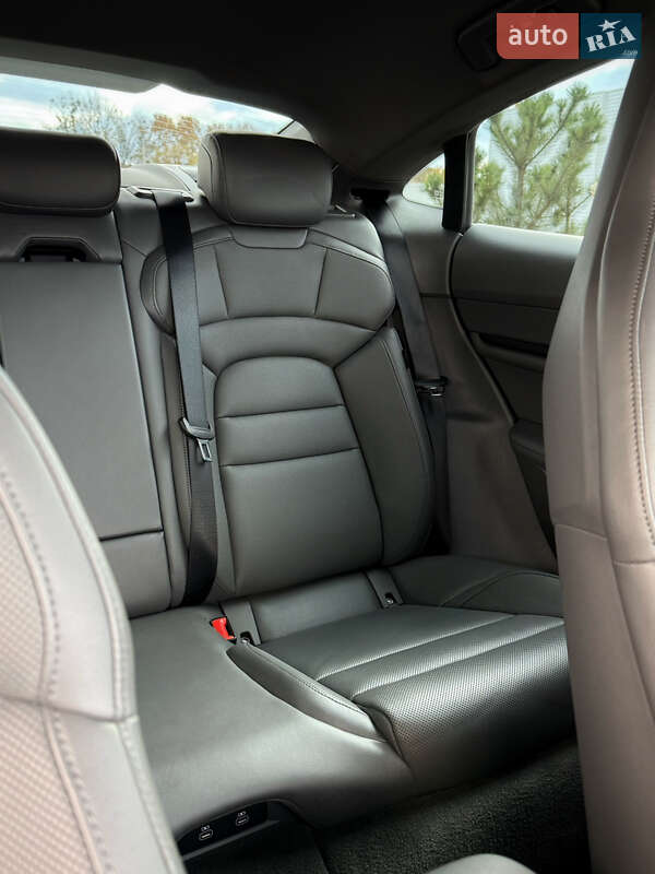 Седан Porsche Taycan 2022 в Луцке