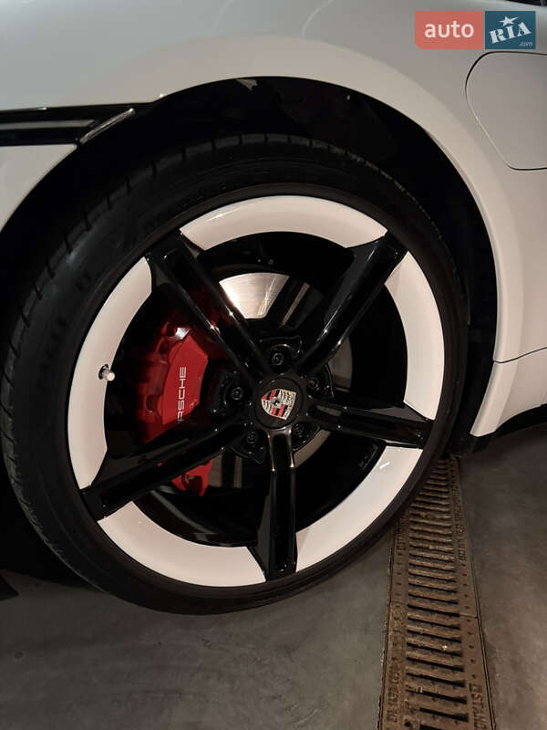 Седан Porsche Taycan 2020 в Киеве