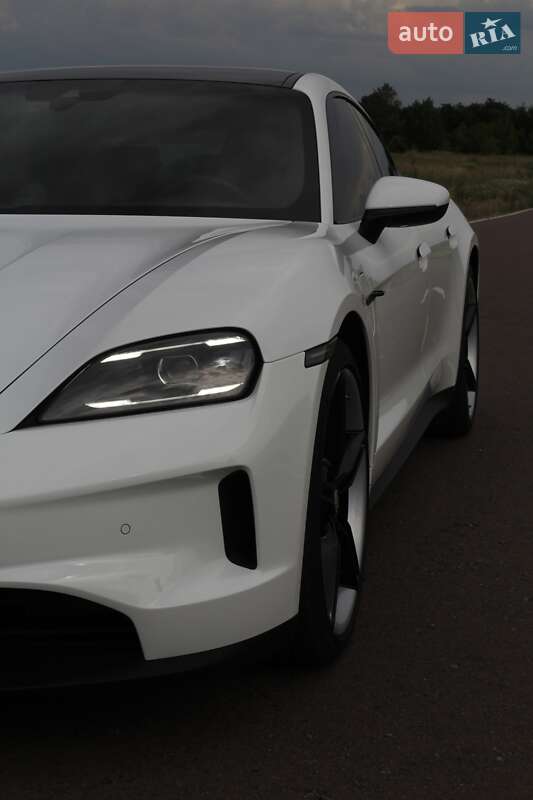 Седан Porsche Taycan 2025 в Киеве