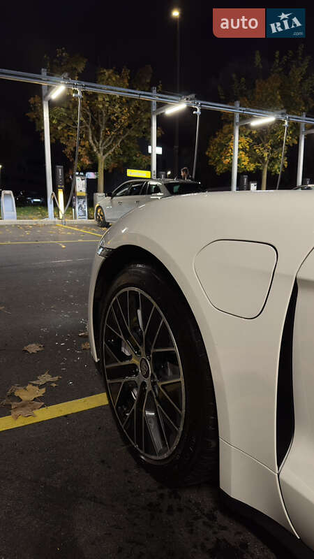 Седан Porsche Taycan 2020 в Ужгороде
