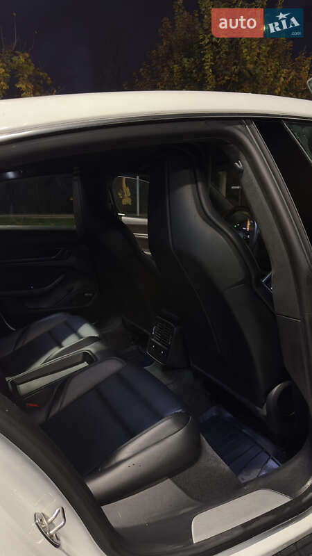 Седан Porsche Taycan 2020 в Ужгороде