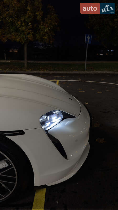 Седан Porsche Taycan 2020 в Ужгороде