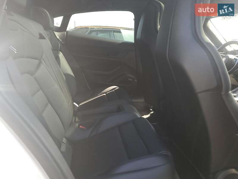 Седан Porsche Taycan 2020 в Киеве