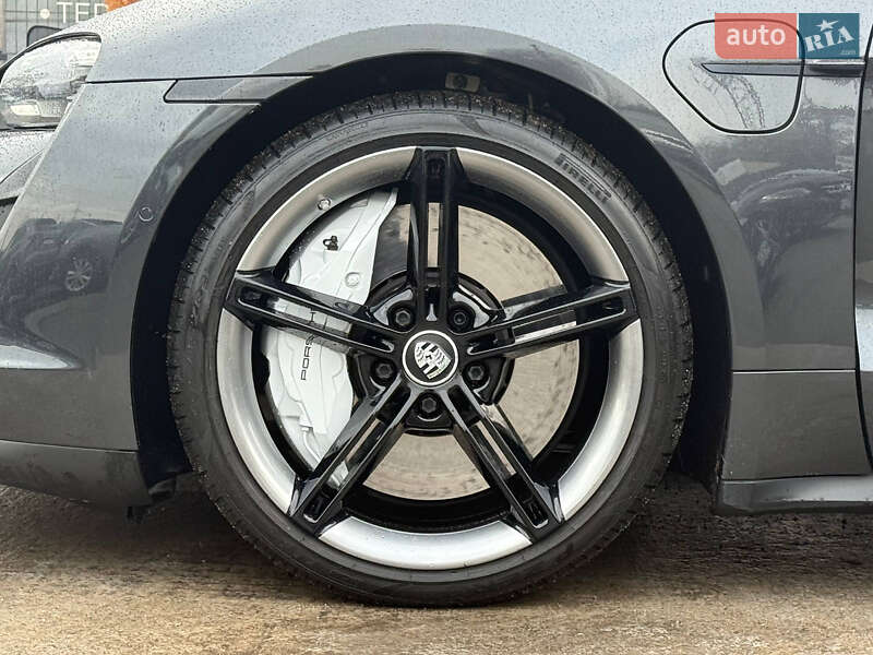Седан Porsche Taycan 2020 в Києві