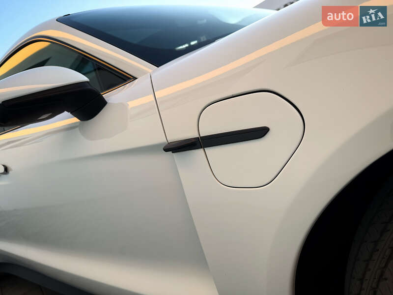 Седан Porsche Taycan 2020 в Луцьку