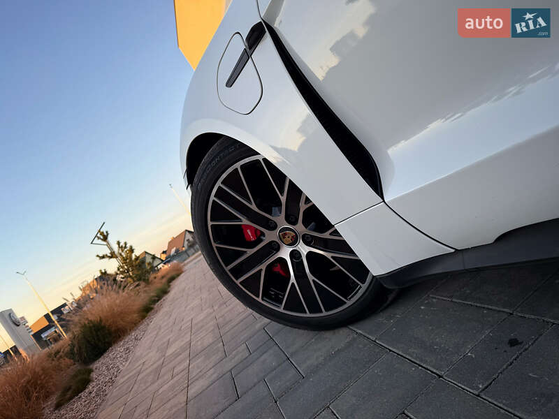 Седан Porsche Taycan 2020 в Луцьку
