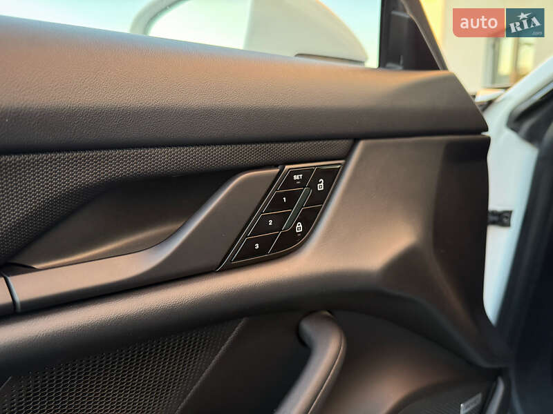 Седан Porsche Taycan 2020 в Луцьку