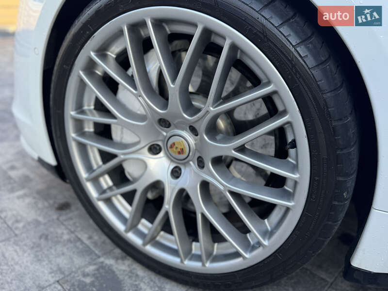 Седан Porsche Taycan 2020 в Луцьку