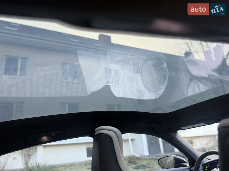 Седан Porsche Taycan 2022 в Киеве