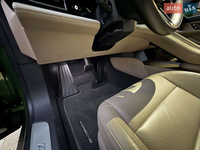 Седан Porsche Taycan 2020 в Одесі
