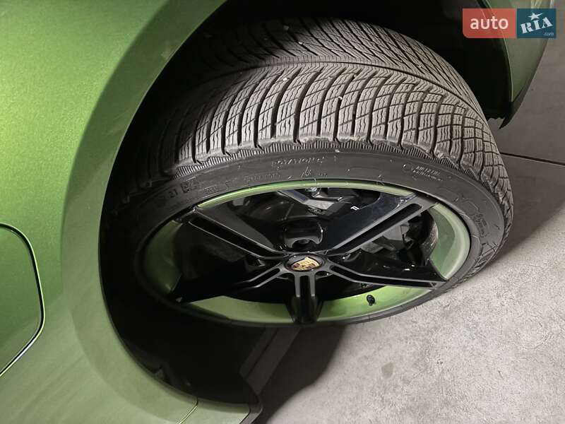 Седан Porsche Taycan 2020 в Одесі
