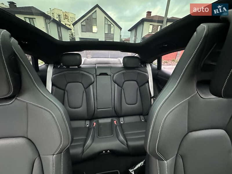 Седан Porsche Taycan 2021 в Киеве