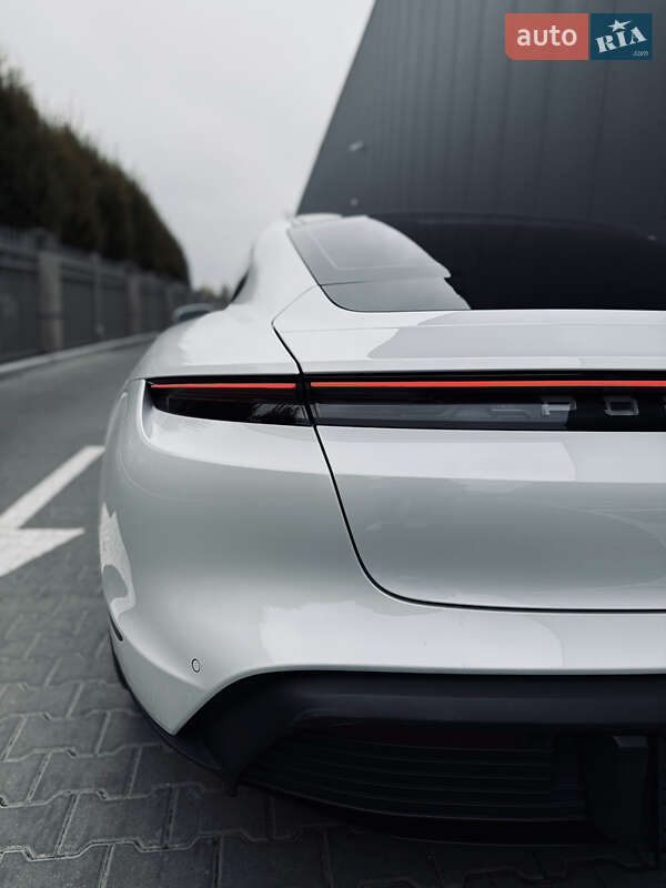 Седан Porsche Taycan 2024 в Киеве
