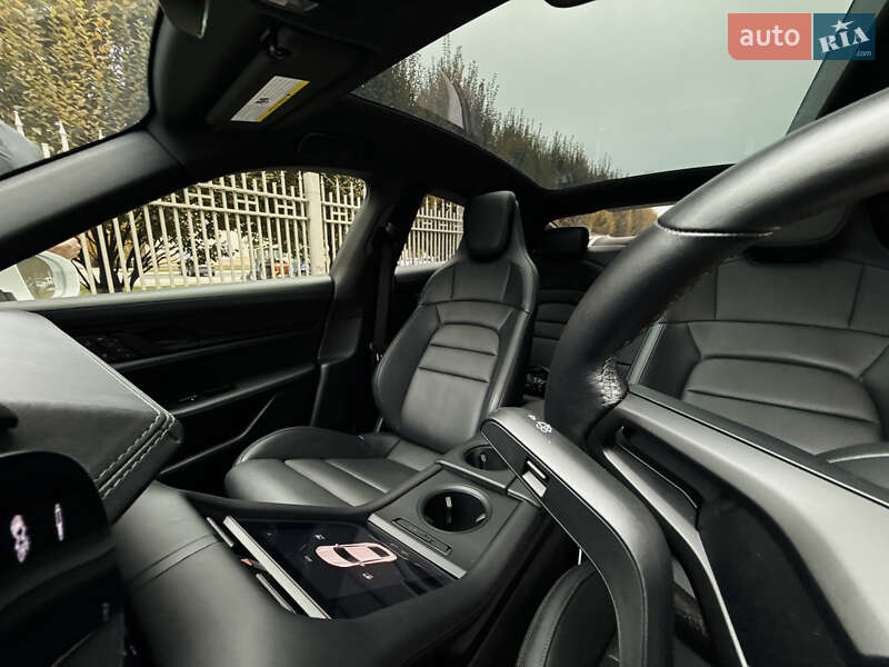 Седан Porsche Taycan 2024 в Киеве