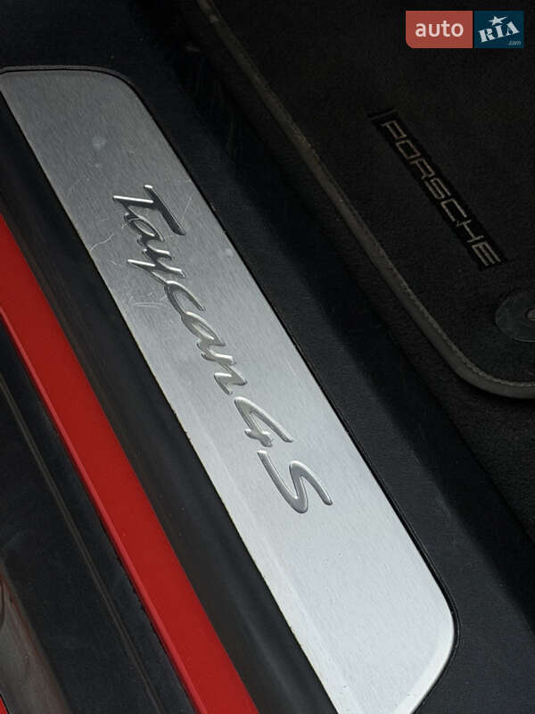 Седан Porsche Taycan 2020 в Луцке