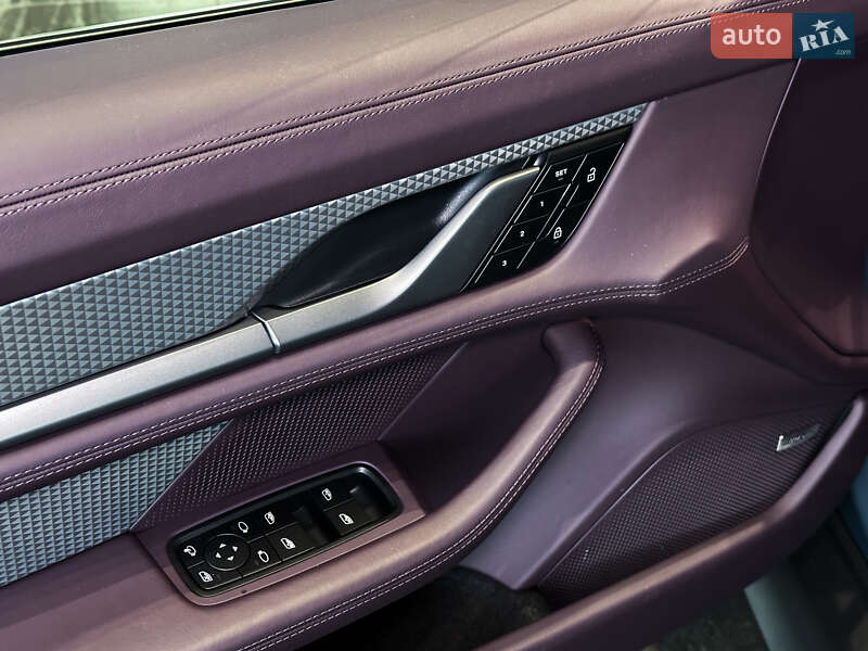 Седан Porsche Taycan 2025 в Одессе
