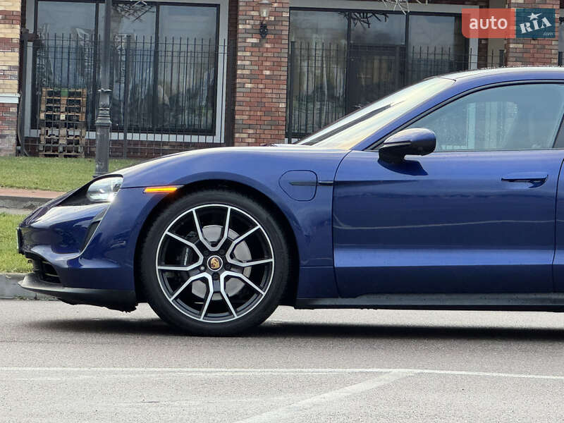 Седан Porsche Taycan 2020 в Киеве