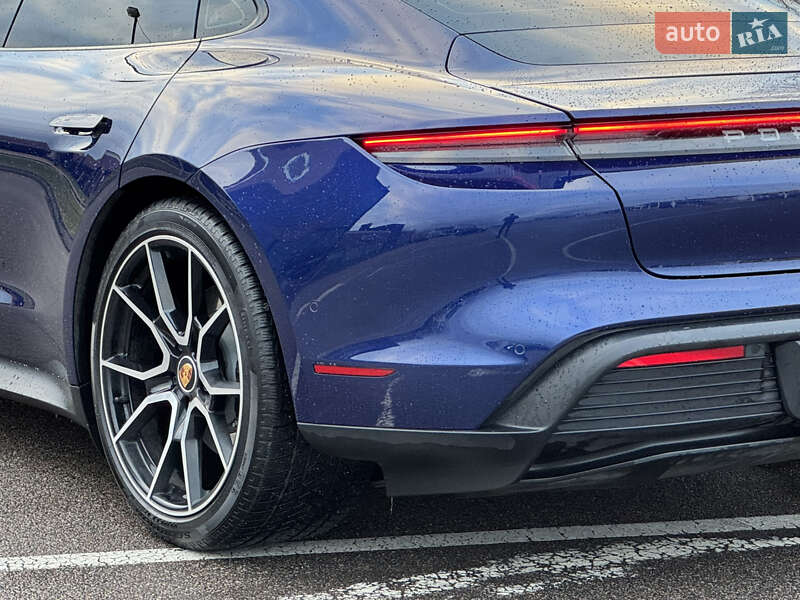 Седан Porsche Taycan 2020 в Киеве