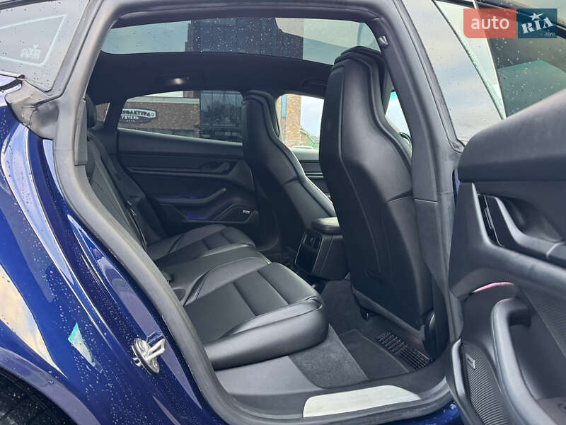 Седан Porsche Taycan 2020 в Киеве