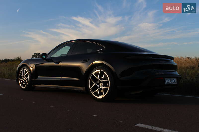 Седан Porsche Taycan 2024 в Киеве