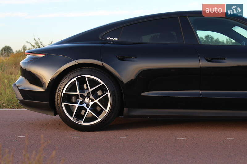 Седан Porsche Taycan 2024 в Киеве