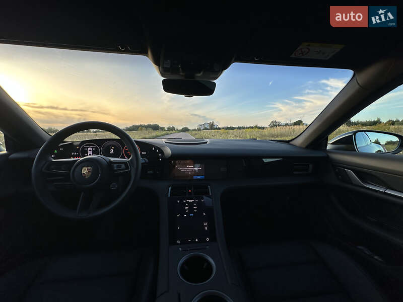 Седан Porsche Taycan 2024 в Киеве