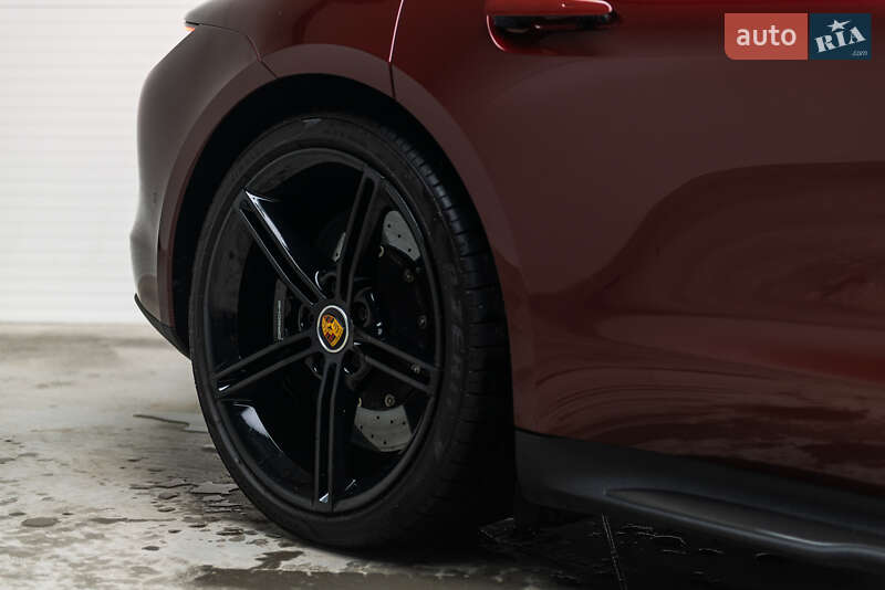 Седан Porsche Taycan 2021 в Мукачево