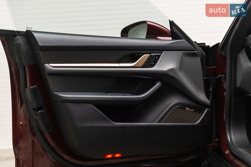 Седан Porsche Taycan 2021 в Мукачево