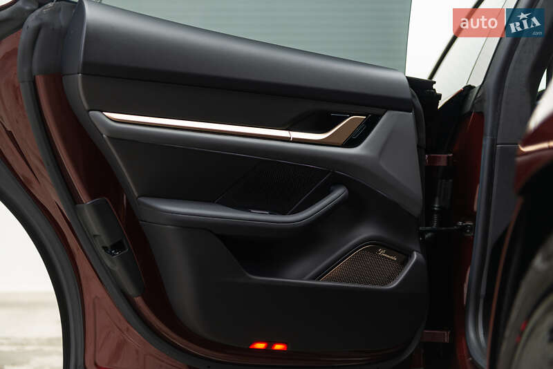 Седан Porsche Taycan 2021 в Мукачево