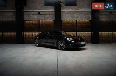 Седан Porsche Taycan 2020 в Луцке