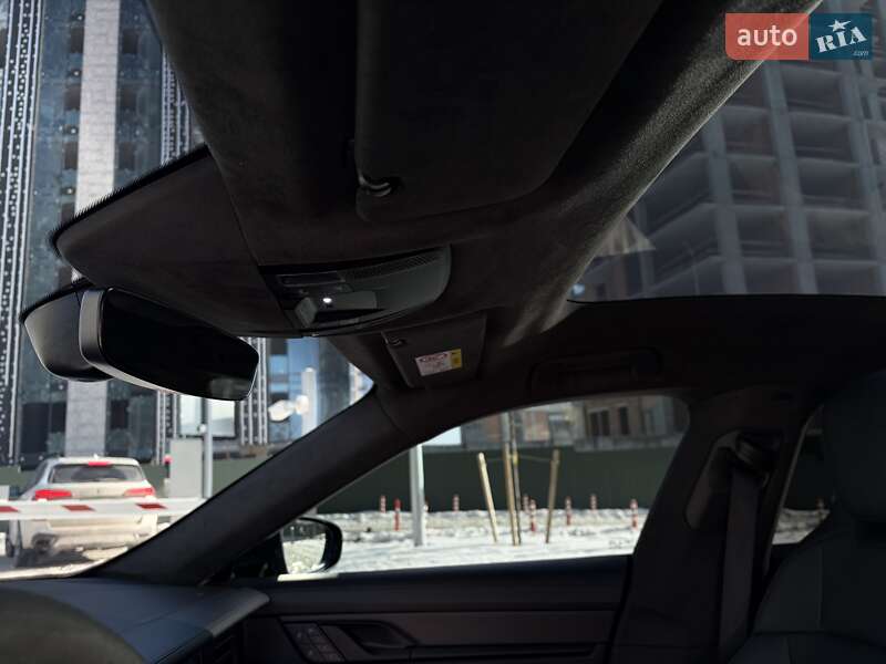 Седан Porsche Taycan 2021 в Киеве