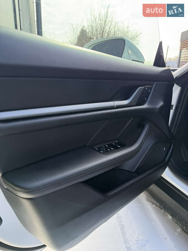 Седан Porsche Taycan 2024 в Львове