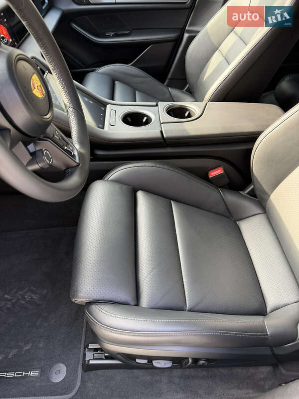 Седан Porsche Taycan 2024 в Львове