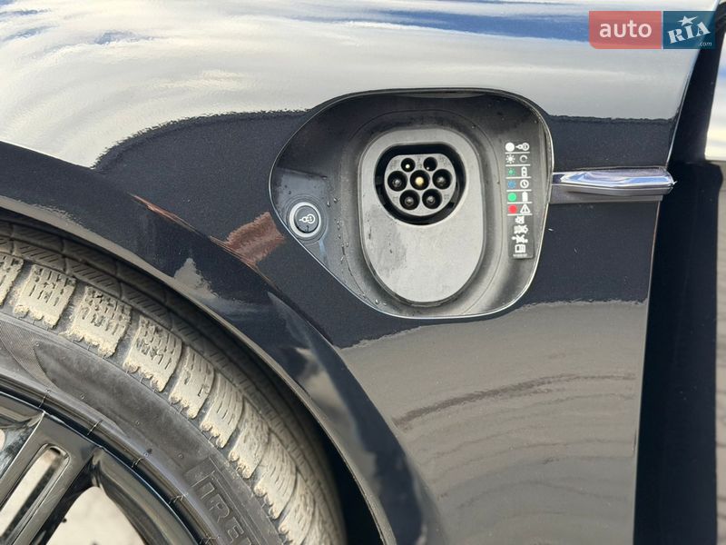 Седан Porsche Taycan 2020 в Виннице