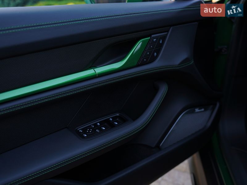 Седан Porsche Taycan 2022 в Киеве