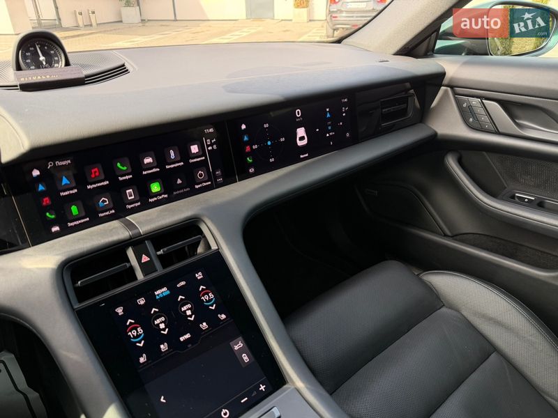 Седан Porsche Taycan 2022 в Ровно