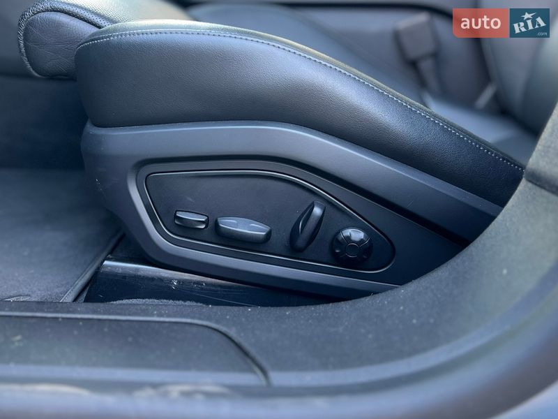 Седан Porsche Taycan 2023 в Києві