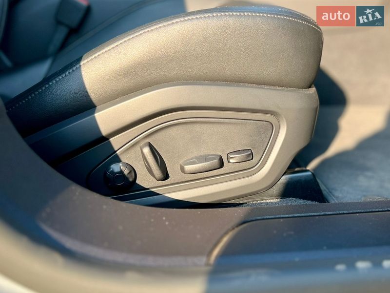 Седан Porsche Taycan 2023 в Києві