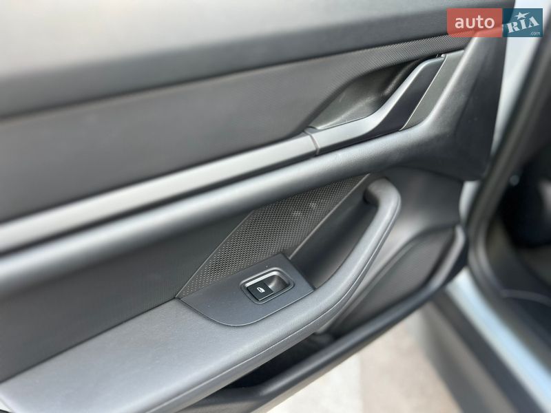 Седан Porsche Taycan 2023 в Києві
