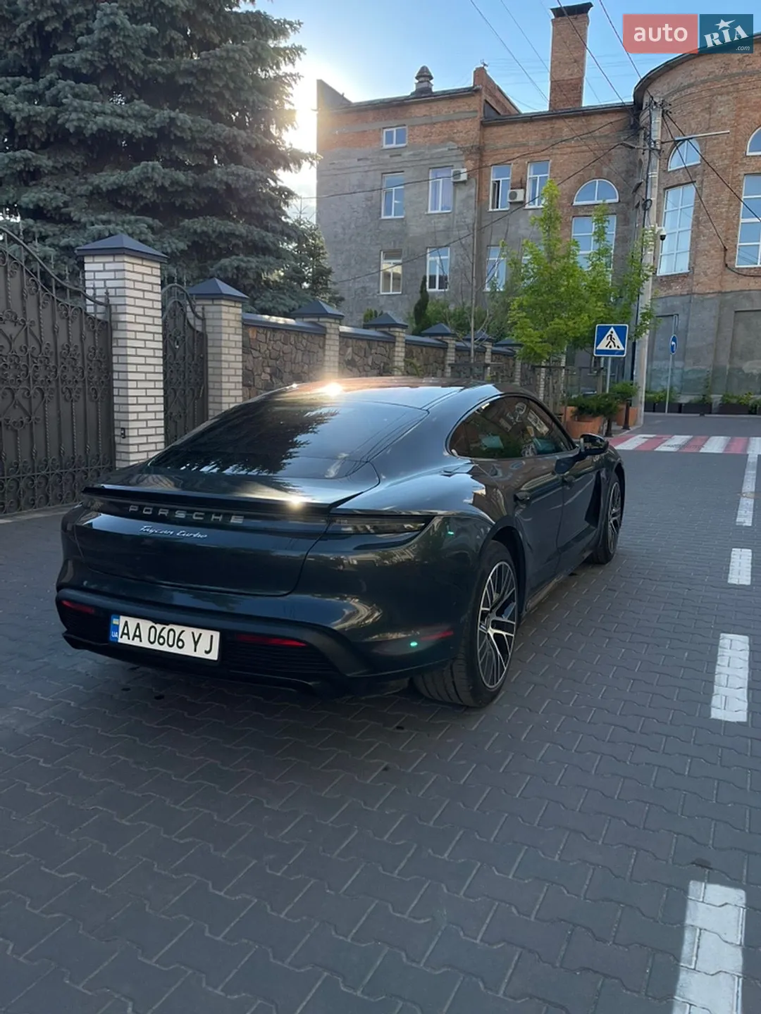 2019 Porsche Taycan - мініатюра 3