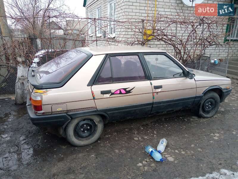 Хетчбек Renault 11 1986 в Краснограді