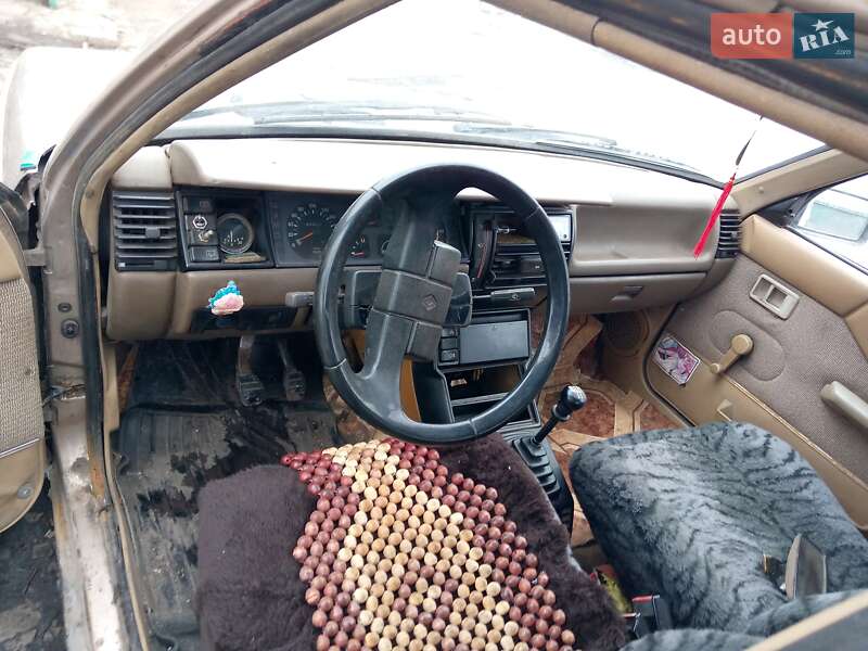 Хетчбек Renault 11 1986 в Краснограді