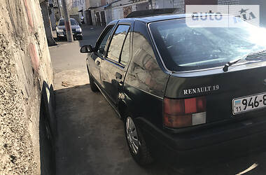 Седан Renault 19 1990 в 