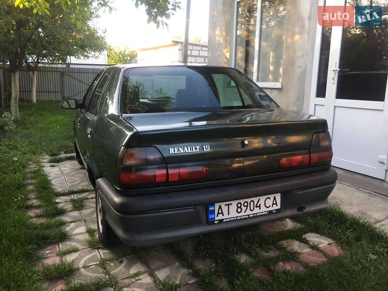 Седан Renault 19 1992 в Снятині