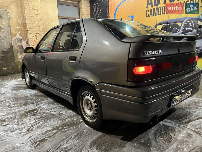 Хэтчбек Renault 19 1990 в Прилуках