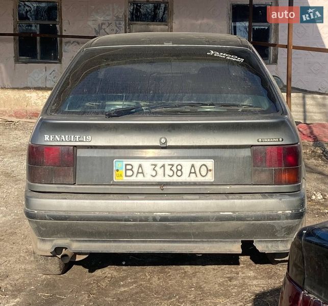 Хэтчбек Renault 19 1989 в Градижске фото Хэтчбек Renault 19 1989 в Градижске