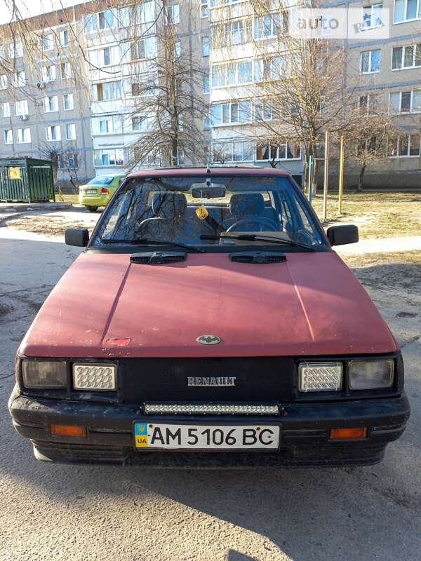 Седан Renault 9 1986 в Вараше